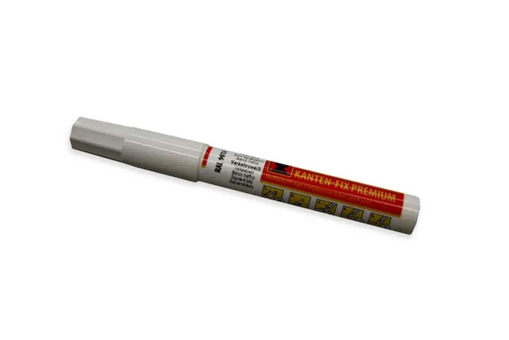 Roth Lackstift in weißer Farbe, möglicherweise für die Markierung oder Beschichtung. Schreibfläche mit klarer Kappe.